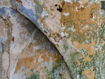 Le pareti sono rovinate dall�umido e dalla muffa anche se nelle parti scrostate � possibile scorgere antichi disegni colorati a tempera che un tempo abbellivano la chiesa